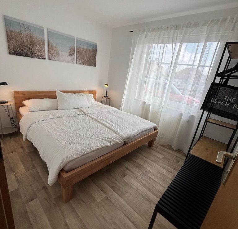 Hauptschlafzimmer mit Kofferablagen und offenem Schrank