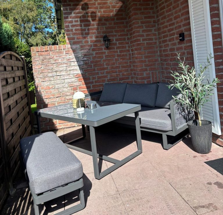 Windgeschützte, teils überdachte Terrasse mit tollen Loungemöbeln